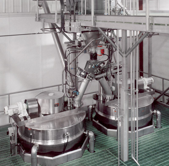 Automatic diverting valve transfers corn from holding hopper to simmer kettles beneath