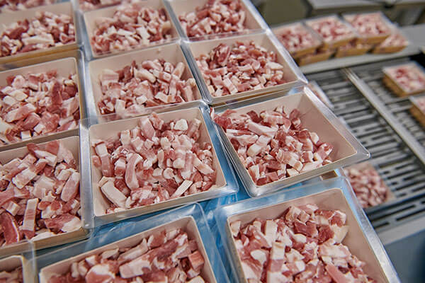 Weighed portions of fresh food in trays