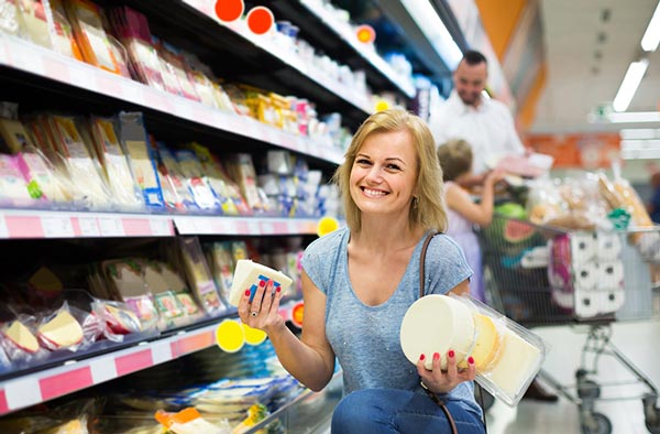 Mujer comprando alimentos envasados