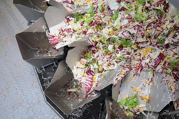 Mixed salad on industrial weigher