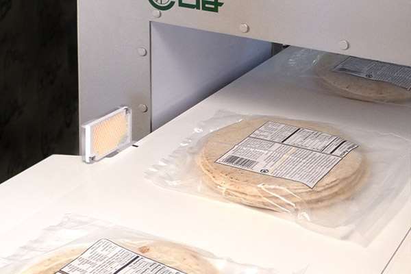 玉米饼被检查是否含有金属