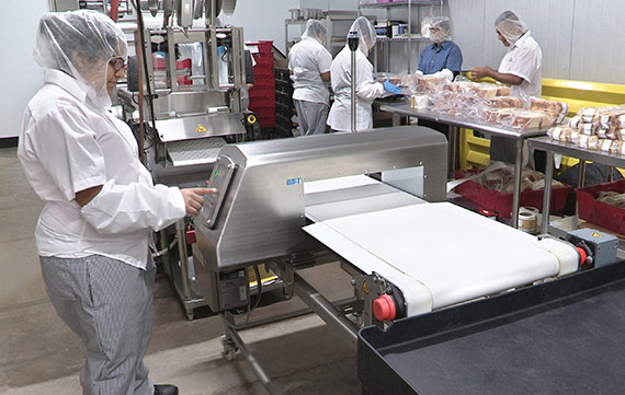 Detección de metales CEIA THS-21 inspeccionando pan horneado