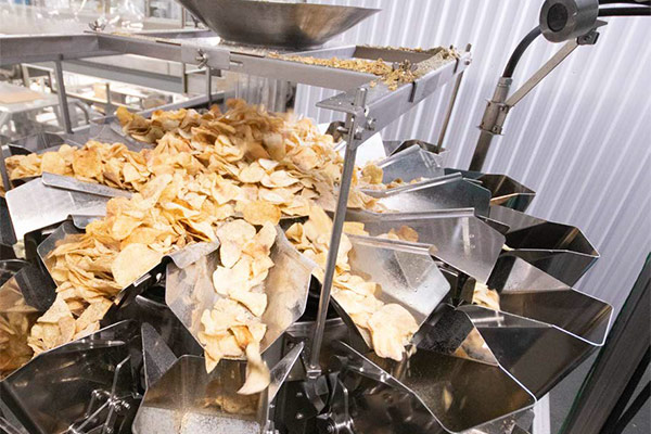 Kettle chips on multihead weigher