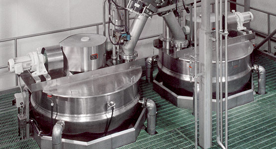 Automatic diverting valve transfers corn from holding hopper to simmer kettles beneath