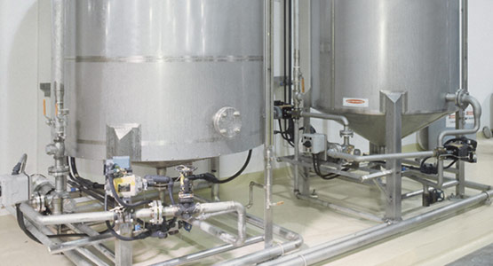 Oil holding tanks for continuous and batch fryer systems