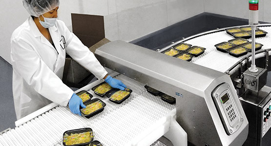 Detector industrial de metales en alimentos inspeccionando comidas preparadas