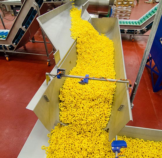 Pellet snacks on SwitchBack accumulation conveyor