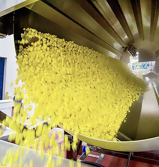 Seasoning of popcorn in coating drum