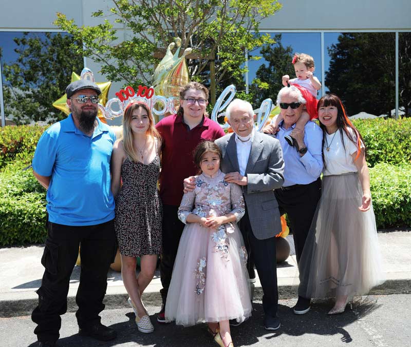 Familia Caridis celebrando el cumpleaños de Andy