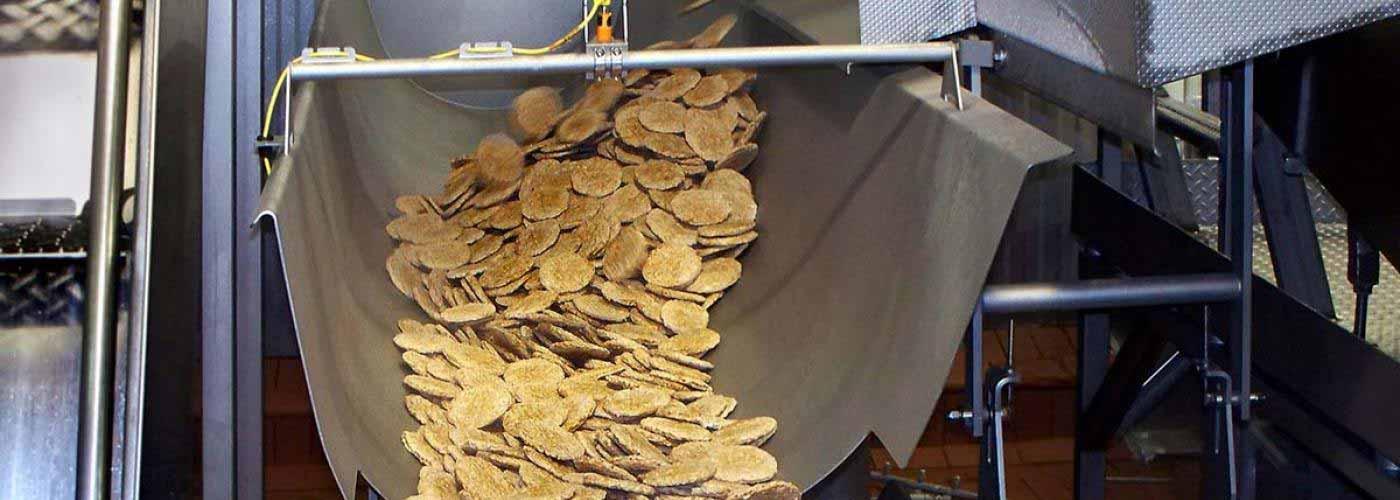 Accumulation conveyor for frozen sausage patties