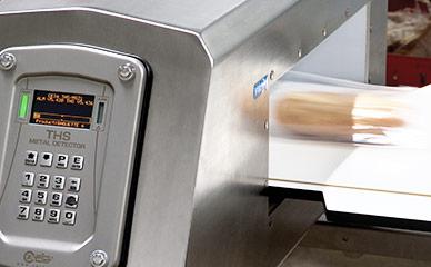 Industrial metal detector for bakery foods