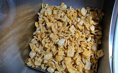 Drying roasting of pork rinds snacks