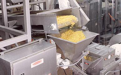 Corn milling machine for corn chips production