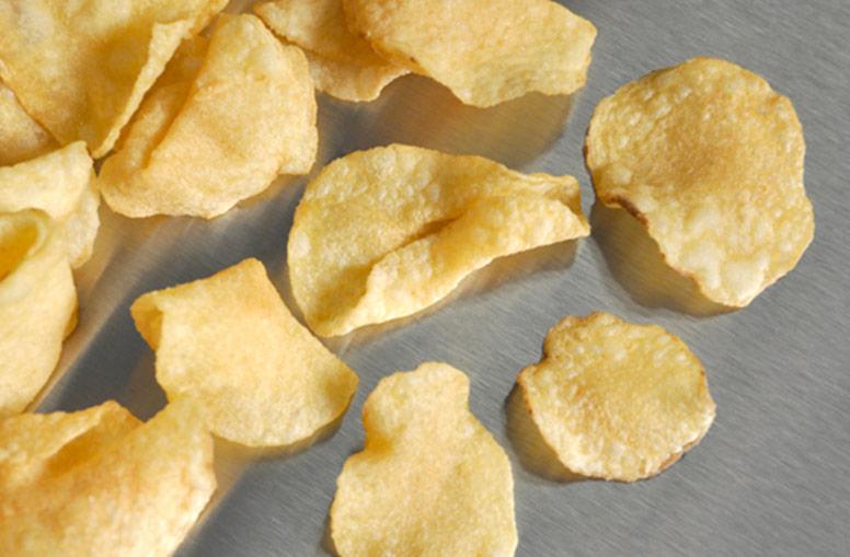 Papas fritas estilo caseras producidas por el cocedor universal de productos