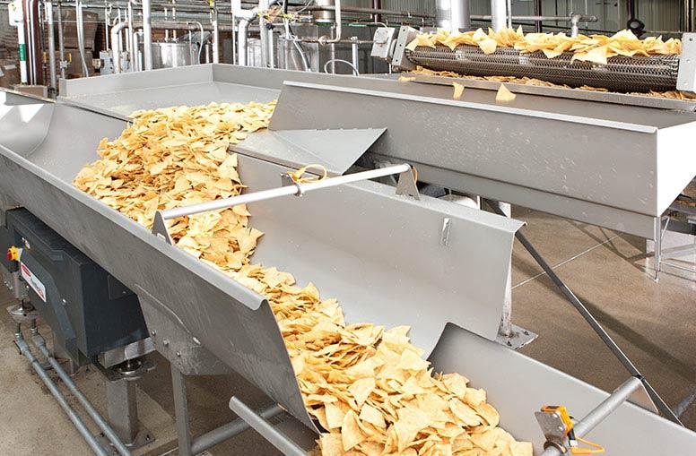 Tortilla chips conveying on accumulation equipment