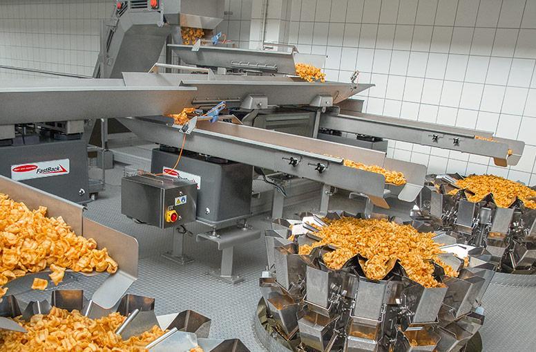 Horizontal motion conveyor to weigher